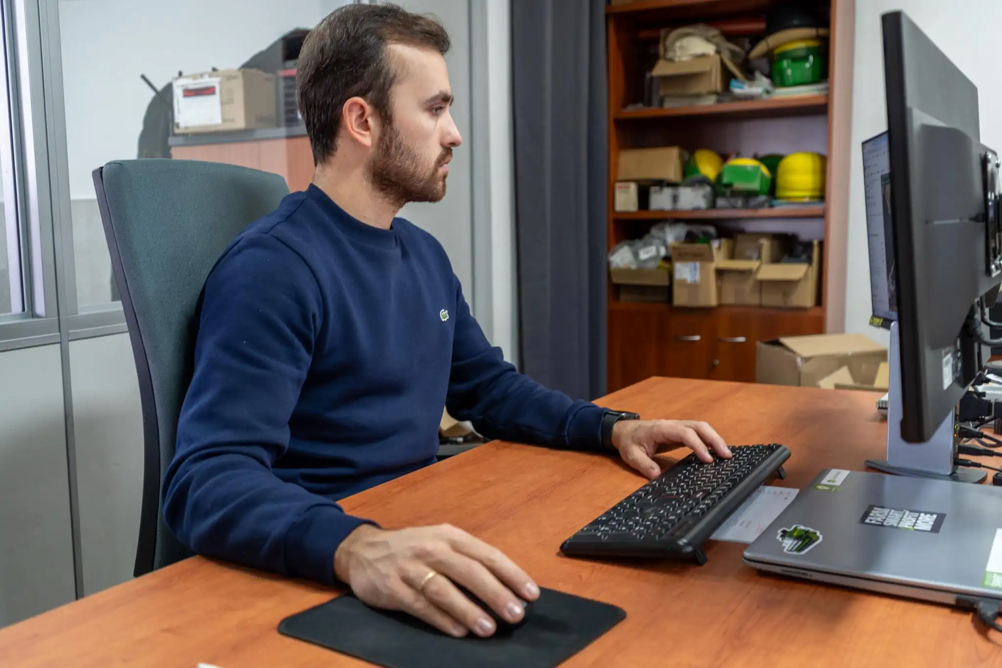 DIGIS3 technician providing free digitalisation services for European companies