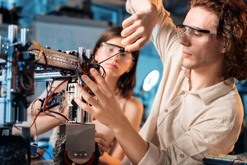 Ingenieros desarrollando automatización en centro de innovación en robótica Ingenieros trabajando en el Centro de innovación de robótica, para la implementación de automatizaciones para la industria